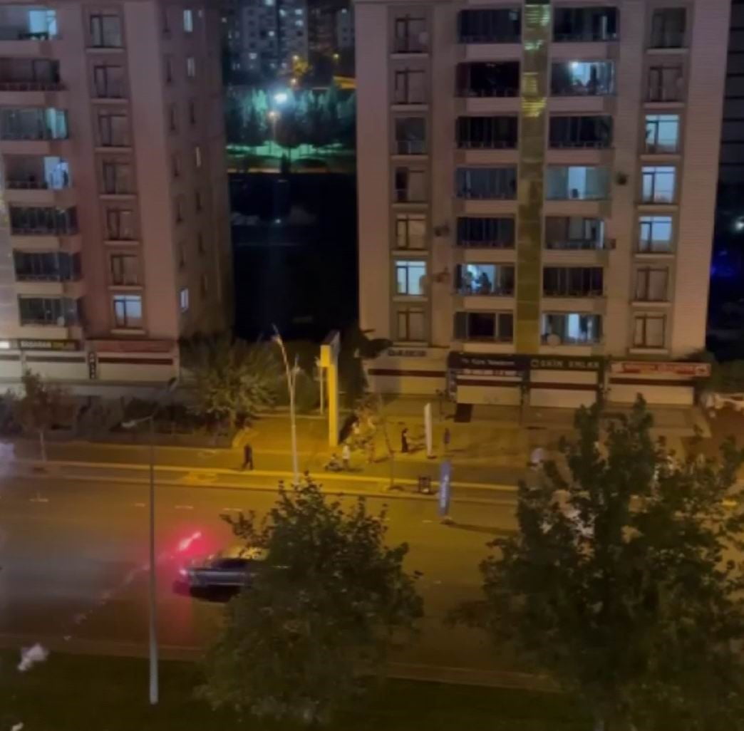 DİYARBAKIR'DA MAÇ KUTLAMALARINI BAHANE EDEREK EVLERİ HEDEF ALAN BİR KİŞİNİN ATTIĞI HAVAİ FİŞEK...