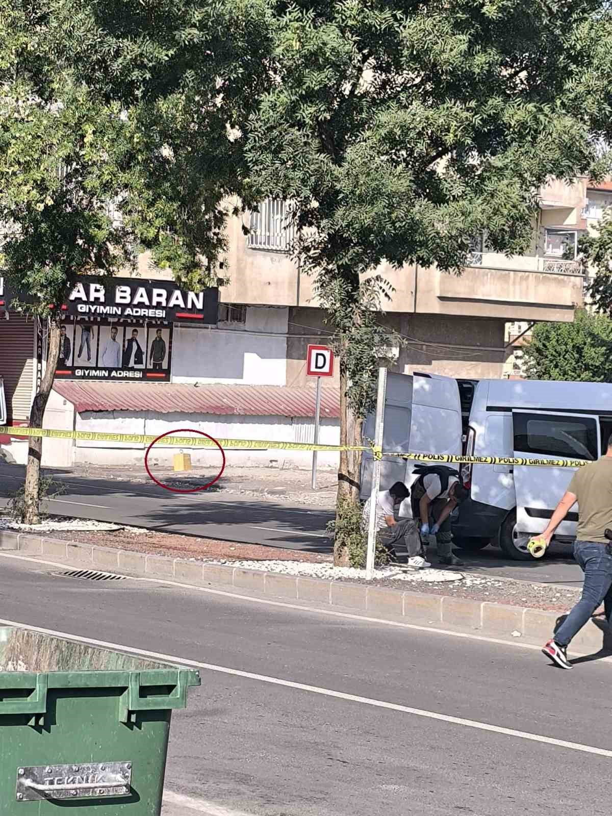 DİYARBAKIR'DA ŞÜPHELİ PAKET KONTROLLÜ ŞEKİLDE PATLATILDI