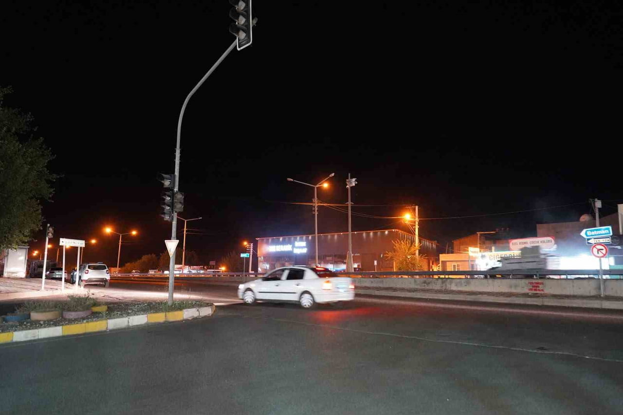 DİYARBAKIR'DA YOLUN KARŞISINA GEÇEN ÇOCUK, OTOMOBİL ÇARPMASI SONCU HAYATINI KAYBETTİ