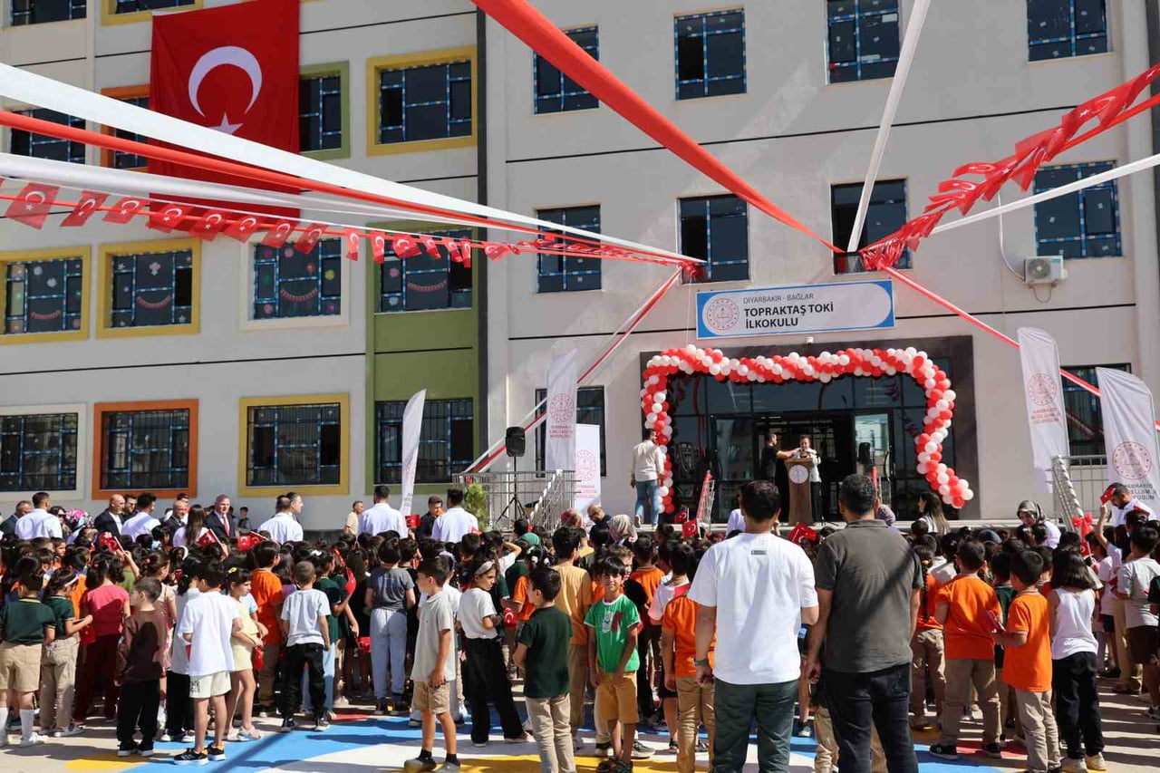 DİYARBAKIR'IN BAĞLAR İLÇESİNDEKİ TOPRAKTAŞ TOKİ İLKOKULU'NDA İLKÖĞRETİM HAFTASI KUTLAMA PROGRAMI...