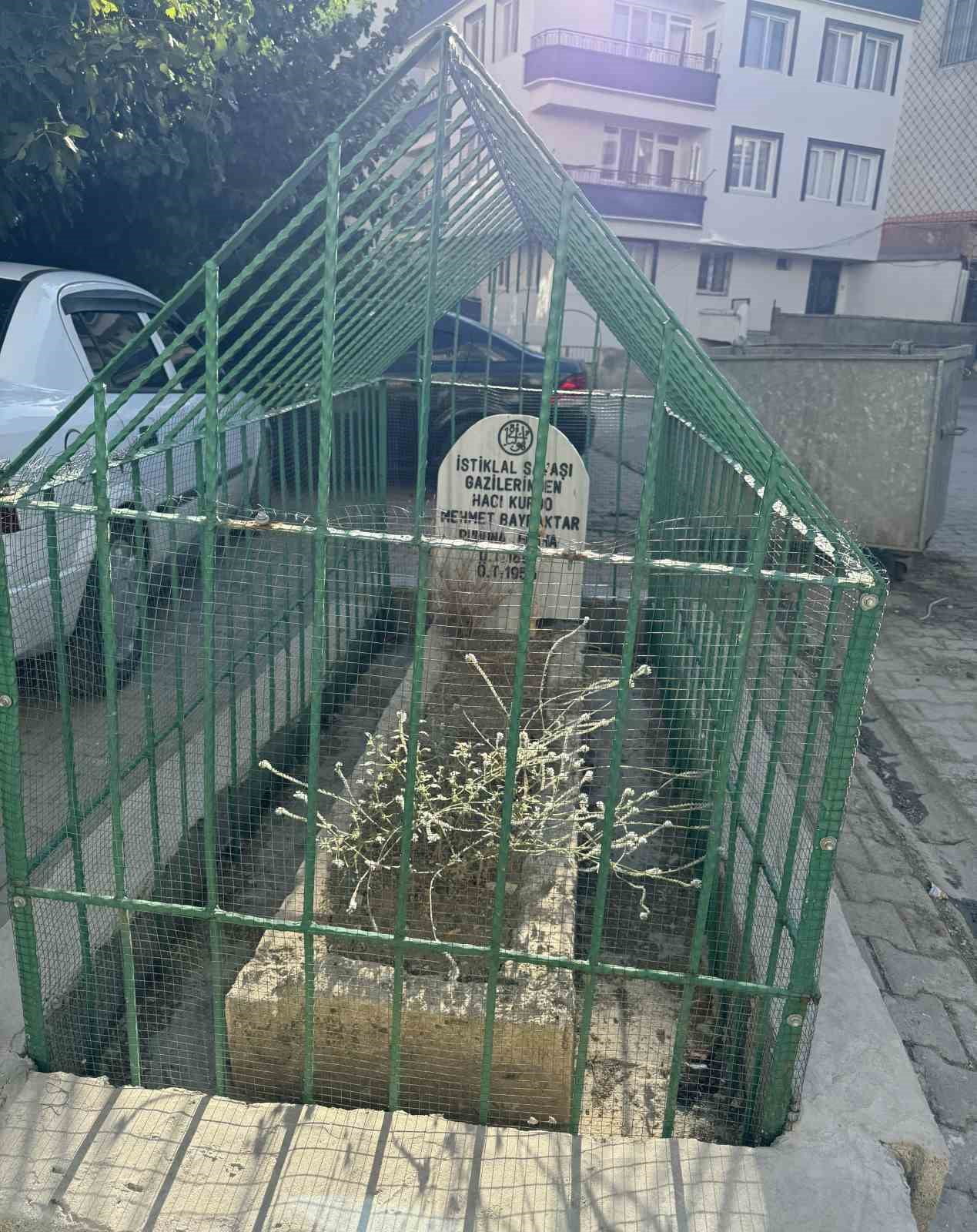 DİYARBAKIR'IN ÇERMİK İLÇESİ ÇUKUR MAHALLESİ'NDE İSTİKLAL SAVAŞI GAZİSİNE AİT MEZAR, YERLEŞİM...