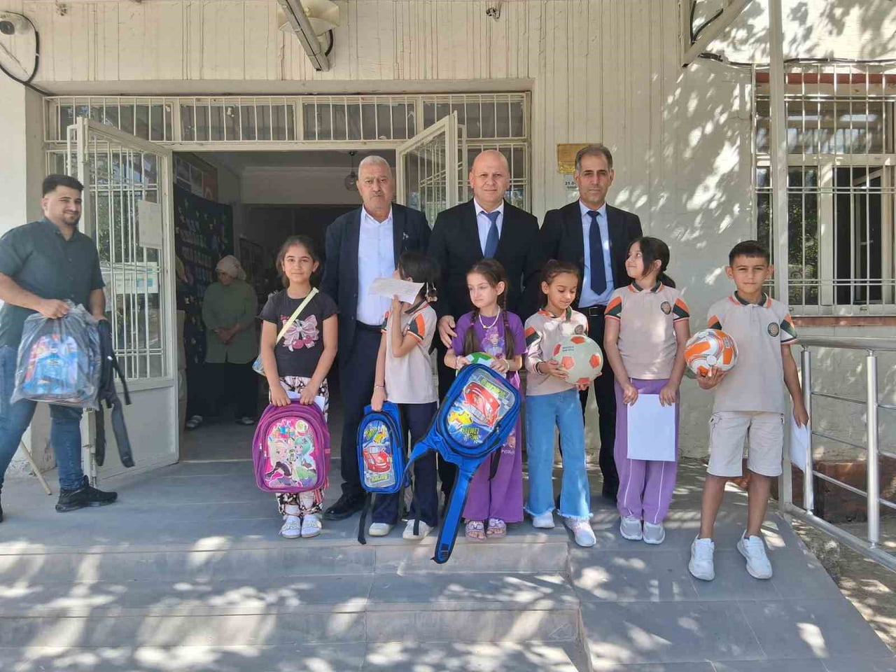 DİYARBAKIR'IN ÇERMİK İLÇESİNDE 300 ÖĞRENCİYE OKUL ÇANTASI VE FUTBOL TOPU DAĞITILDI.