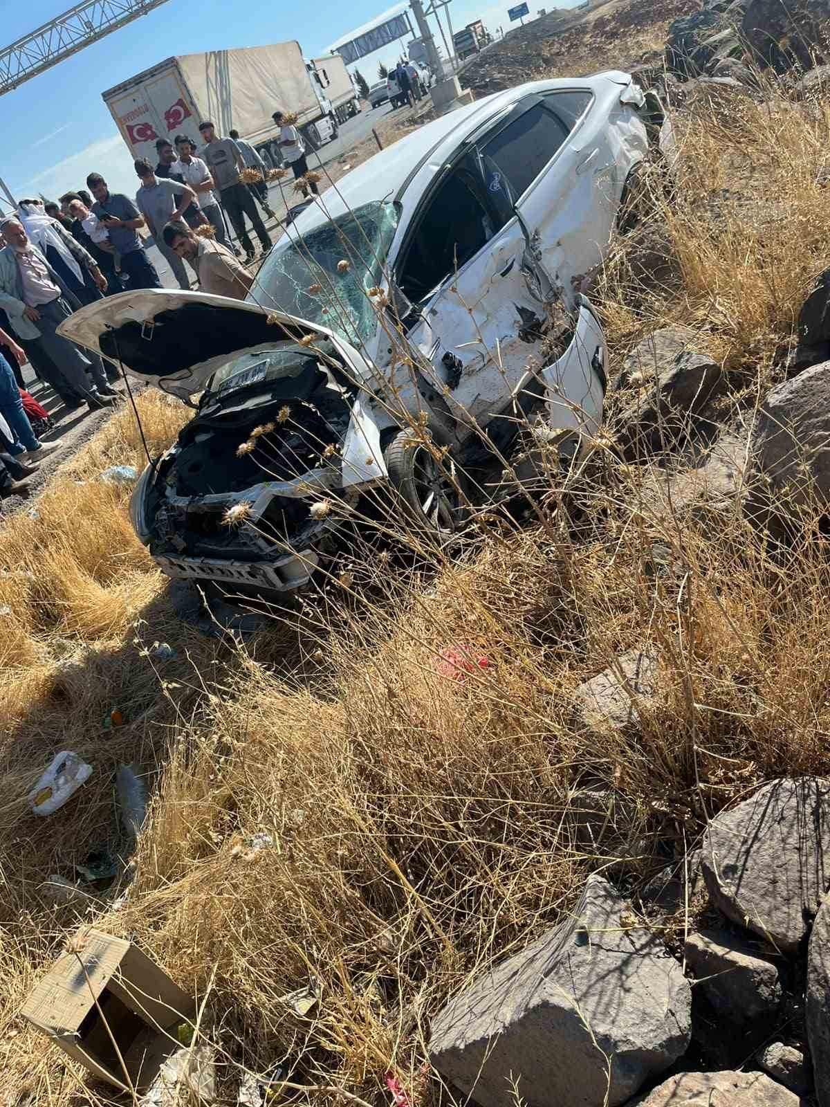 DİYARBAKIR'IN SUR İLÇESİNDE TIR İLE OTOMOBİLİN ÇARPIŞMASI SONUCU MEYDANA GELEN TRAFİK KAZASINDA 7...