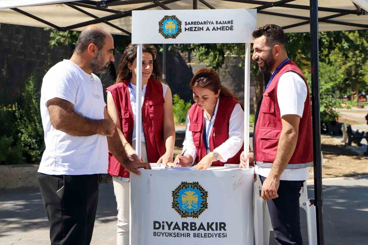 DİYARBAKIR BÜYÜKŞEHİR BELEDİYESİNİN “YERİNDE ÇÖZÜM” EKİPLERİ, FARKLI NOKTALARDA KURDUKLARI HALKLA...