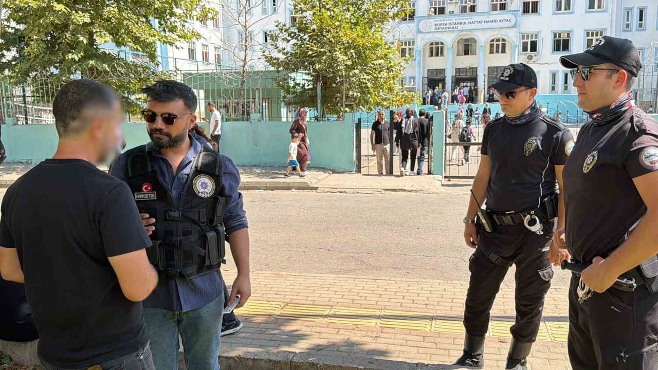 DİYARBAKIR’DA 2026-2027 EĞİTİM ÖĞRETİM YILININ BAŞLAMASIYLA BİRLİKTE POLİS EKİPLERİ OKUL...