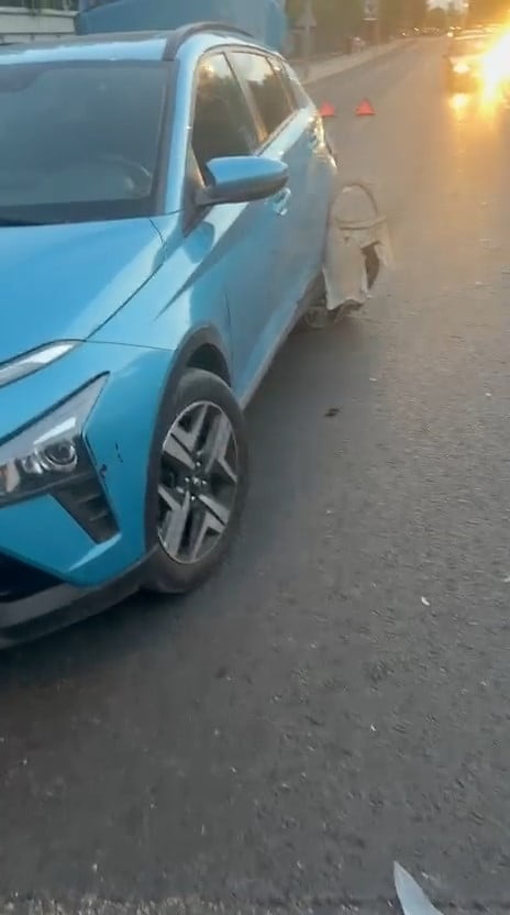DİYARBAKIR’DA EHLİYETSİZ OLDUĞU ÖĞRENİLEN SÜRÜCÜ, DÖNÜŞ YAPARKEN BAŞKA BİR ARAÇLA ÇARPIŞTI. KAZADA...