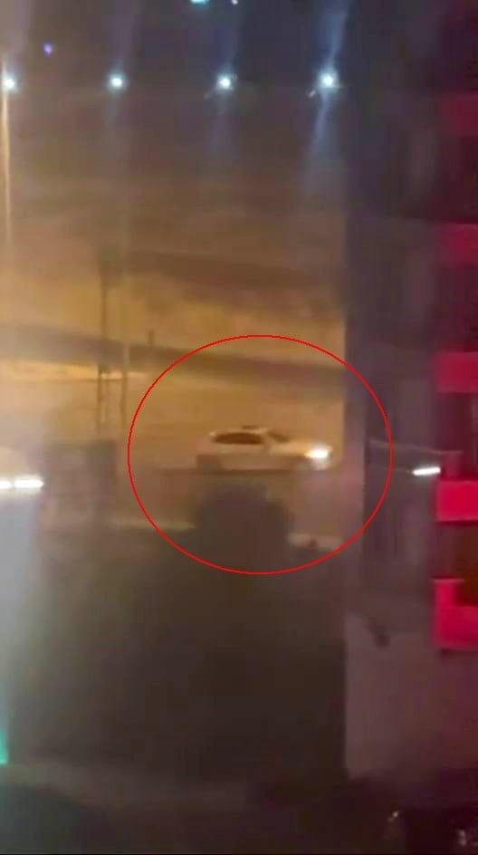 DİYARBAKIR’DA GECE SAATLERİNDE YÜKSEK SES ÇIKARTIP DRİFT ATAN SÜRÜCÜ CEP TELEFONU KAMERASINA...