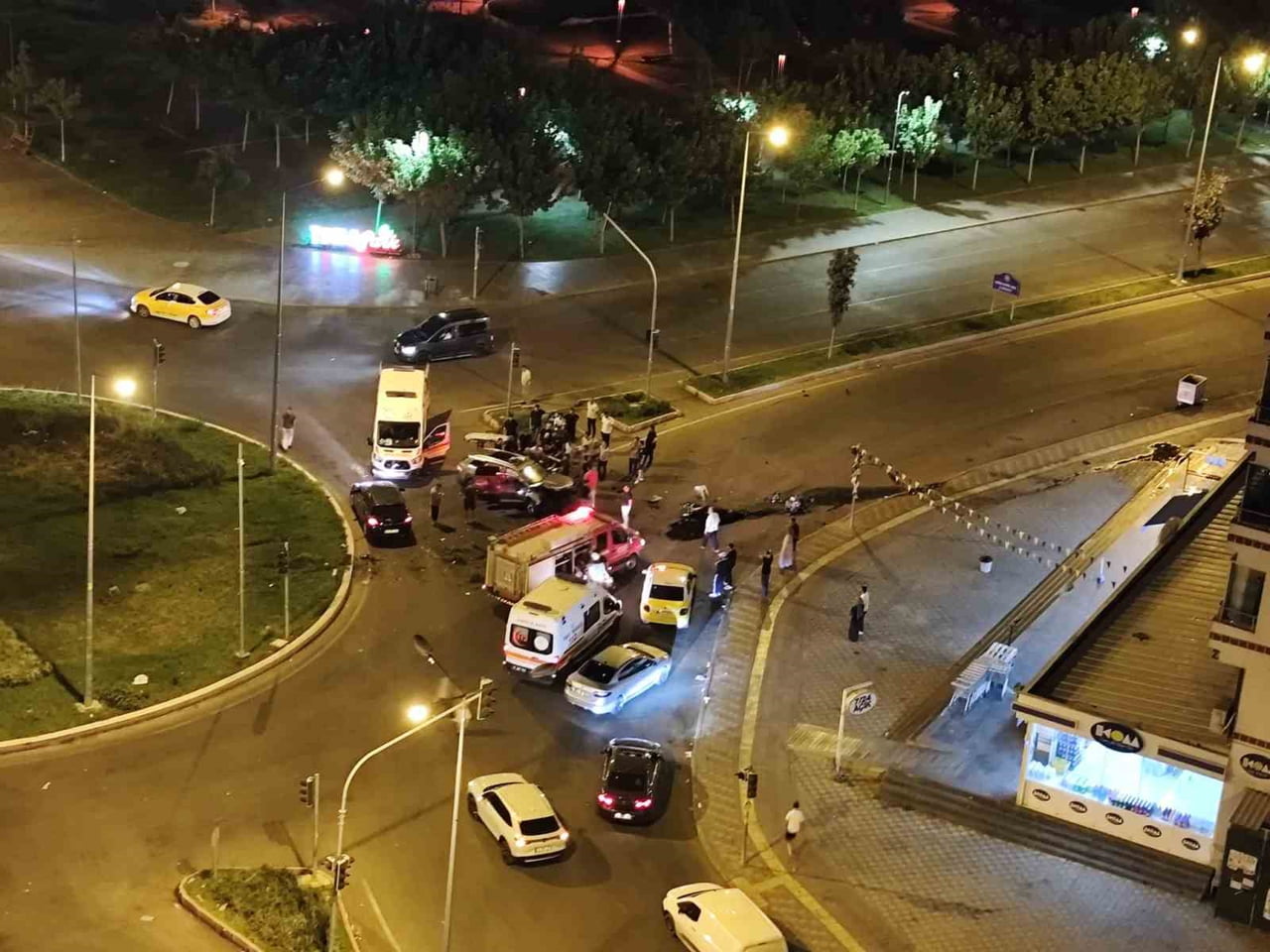 DİYARBAKIR’DA İDDİAYA GÖRE HIZLA KAVŞAĞA GİREN ARAÇ, SÜRÜCÜSÜNÜN DİREKSİYON HAKİMİYETİNİ...