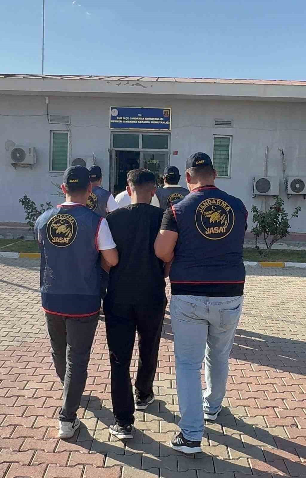 DİYARBAKIR’DA JANDARMA EKİPLERİNCE DÜZENLENEN OPERASYONLARDA, HAKLARINDA KESİNLEŞMİŞ HAPİS CEZASI...