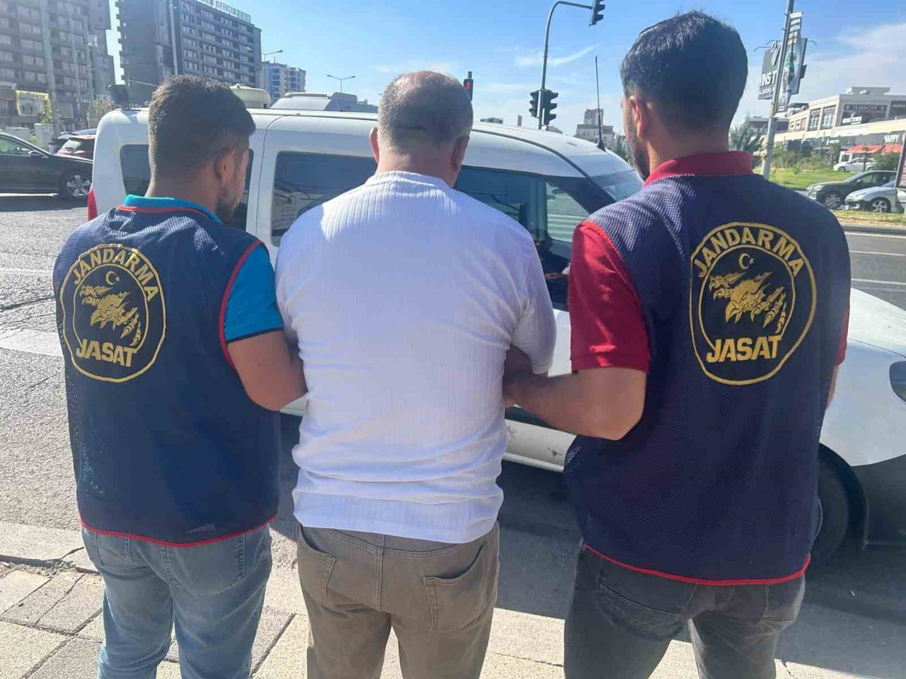 DİYARBAKIR’DA JANDARMA EKİPLERİNCE HAKLARINDA KESİNLEŞMİŞ HAPİS CEZASI BULUNAN 86 KİŞİ...