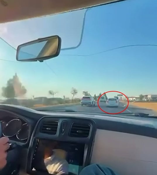 DİYARBAKIR’DA MAKAS ATARAK İLERLEYEN SÜRÜCÜ TRAFİĞİ TEHLİKEYE ATTI.