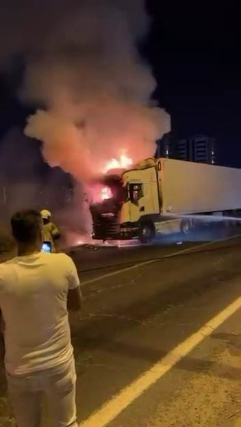 DİYARBAKIR’DA SEYİR HALİNDEKİ TIRIN KUPASI YANARAK KULLANILAMAZ HALE GELDİ.