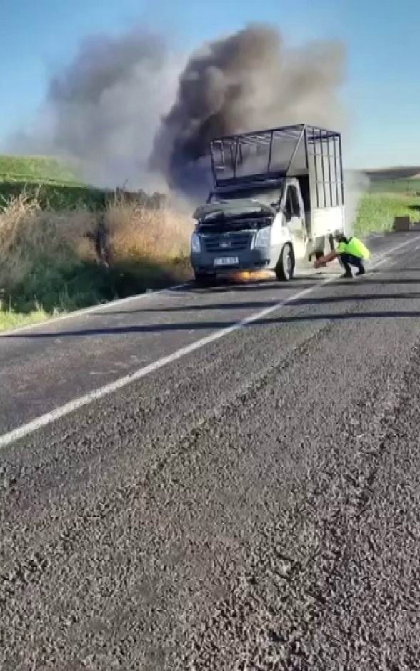 DİYARBAKIR-HANİ YOLUNDA, SEYİR HALİNDEKİ KAMYONET ALEV ALDI. OLAYDA ÖLEN YA DA YARALANAN OLMAZKEN...