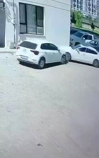 DİYARBAKIR’IN KAYAPINAR İLÇESİNDE BULUNAN BİR SİTEDE, DİREKSİYON HAKİMİYETİNİ KAYBEDEN SÜRÜCÜ ÖNCE...