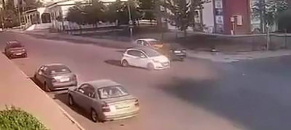 DİYARBAKIR’IN KAYAPINAR İLÇESİNDE SEYİR HALİNDEKİ OTOMOBİLİN PARK HALİNDEKİ TİCARİ TAKSİYE ÇARPMA...