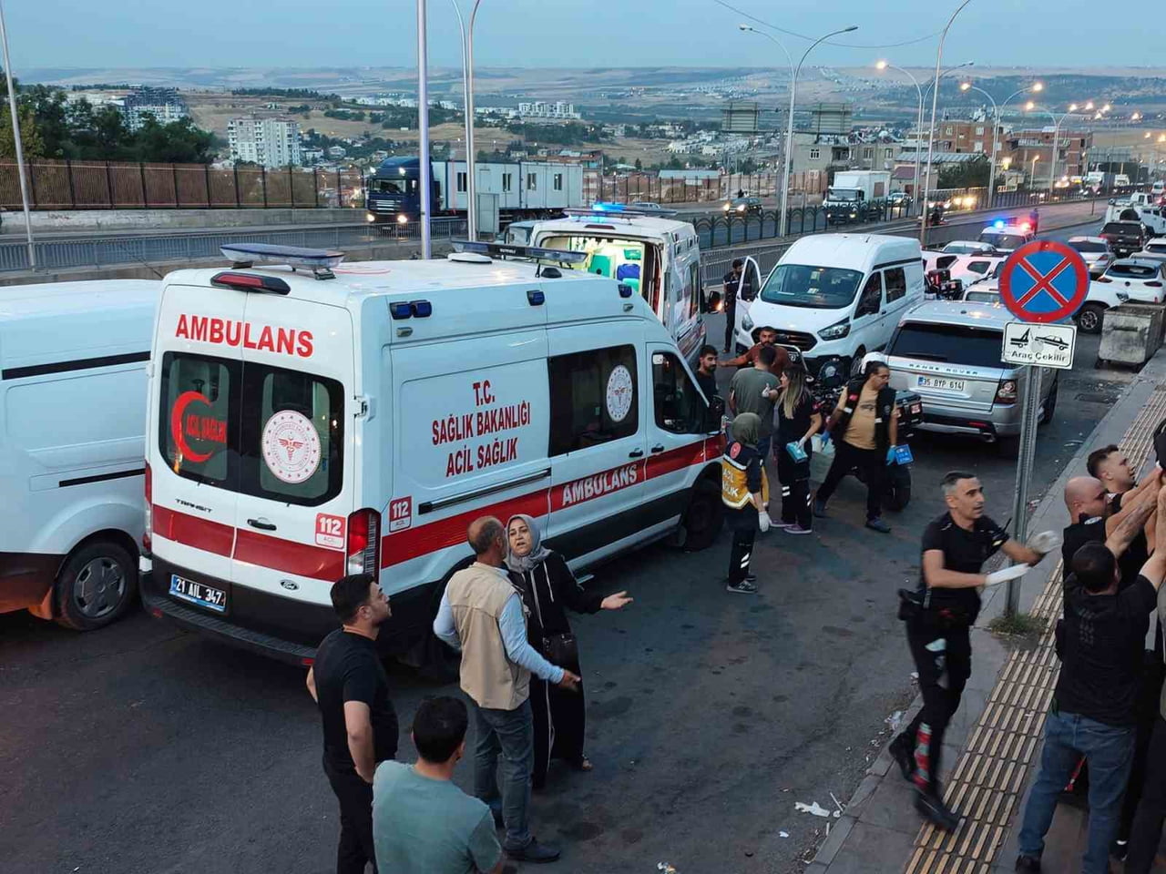 DİYARBAKIR’IN MERKEZ YENİŞEHİR İLÇESİNDE İKİ GRUP ARASINDA ÇIKAN SİLAHLI KAVGADA 2'Sİ KARDEŞ 3...