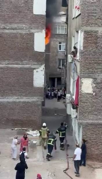 DİYARBAKIR’IN SUR İLÇESİNDE BİR EVDE ÇIKAN YANGIN PANİĞE NEDEN OLDU. OLAYDA ÖLEN YA DA YARALANAN...