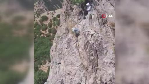 Doğal bal için kayalıklardan sarkıtılan kovanda sağım zamanı