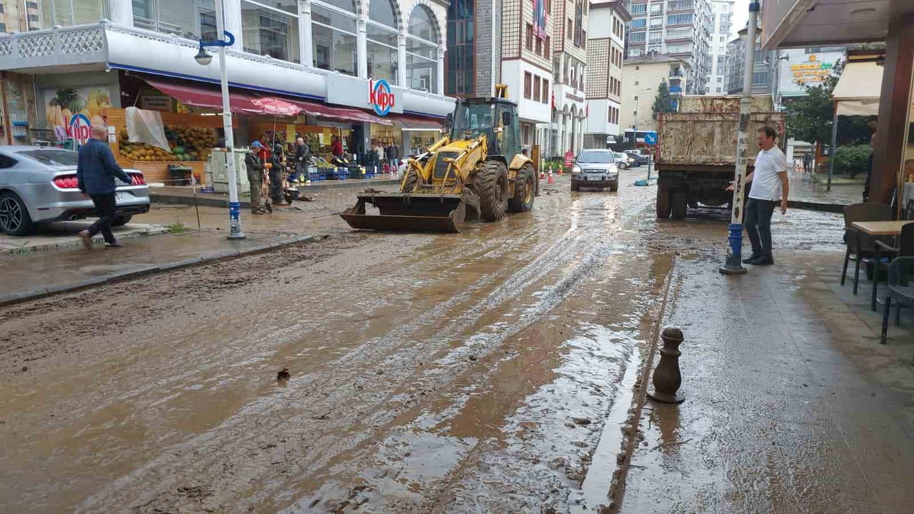 DOĞU KARADENİZ BÖLGESİ'NDE DÜN AKŞAM SAATLERİNDEN İTİBAREN BAŞLAYAN ŞİDDETLİ YAĞIŞ RİZE'NİN...