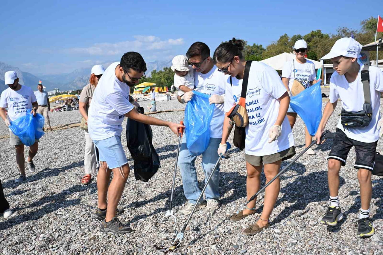 DÜNYA KIYI TEMİZLİĞİ GÜNÜ KAPSAMINDA ANTALYA BÜYÜKŞEHİR BELEDİYESİ VE GÖNÜLLÜLERİN KATILIMIYLA...