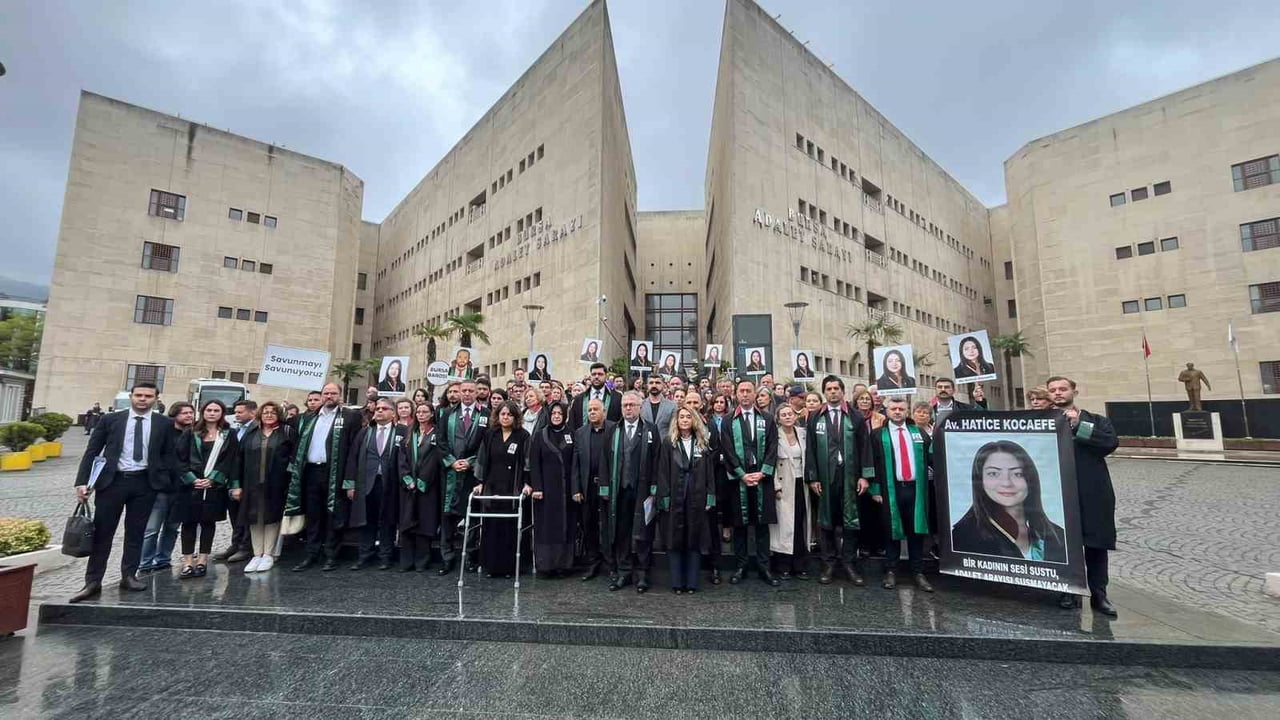 DURUŞMA ÖNCESİ ADLİYE ÖNÜNDE BİR ARAYA GELEN AVUKATLAR, "AVUKAT YALNIZ DEĞİLDİR, SAVUNMA SAHİPSİZ...