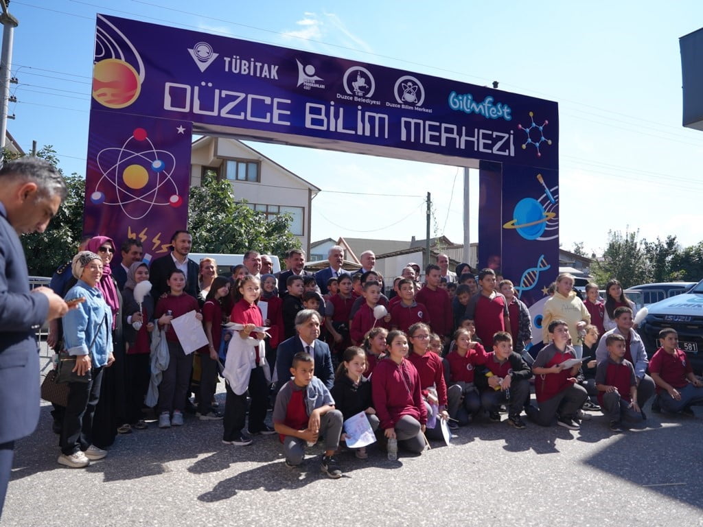 DÜZCE'DE 3 GÜN SÜREN BİLİM ŞENLİĞİNİ 2 BİN 500 ÖĞRENCİ VE 4 BİN VATANDAŞ OLMAK ÜZERE TOPLAM 6 BİN...