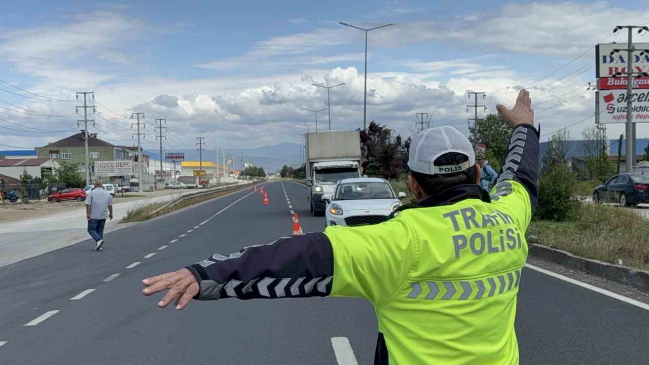 DÜZCE'DE YAPILAN DENETİMLERDE 14 BİN 132 ARAÇ, BİN 211 MOTOSİKLET VE 353 SERVİS ARACI DENETLENDİ...