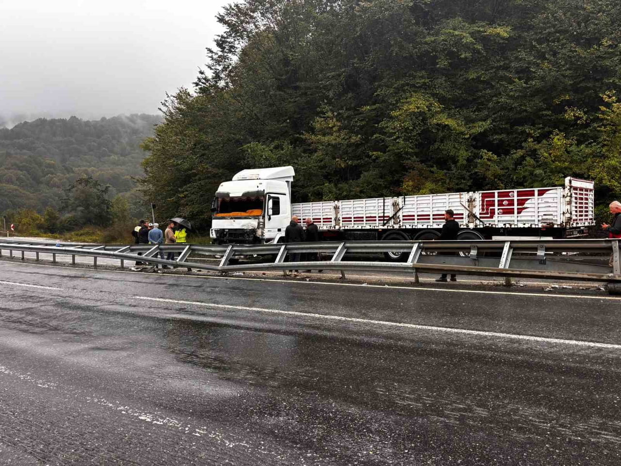 DÜZCE AKÇAKOCA KARAYOLU ŞİFALI MEVKİİNDE  MAKASLAYAN TIR YOLU TRAFİĞE KAPATTI