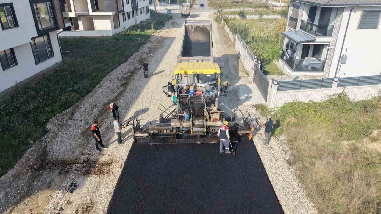 DÜZCE BELEDİYESİ, KENT GENELİNDE ASFALT, YOL BAKIM VE ONARIM ÇALIŞMALARINI ARALIKSIZ SÜRDÜRÜYOR....