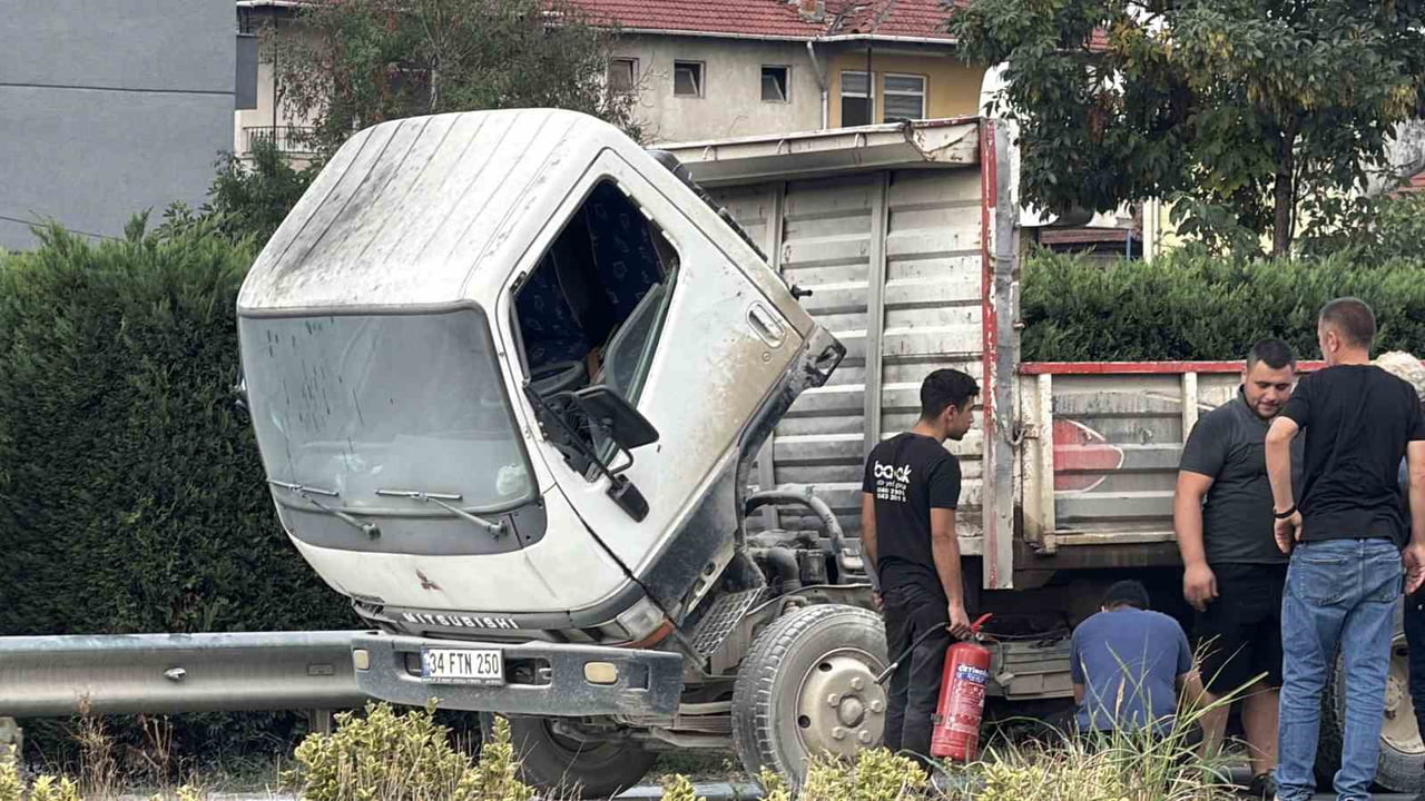 DÜZCE D-100 KARAYOLU HAL KAVŞAĞI MEVKİİNDE SEYİR HALİNDEKİ KAMYONUN KUPA BÖLÜMÜNDE ÇIKAN YANGIN...