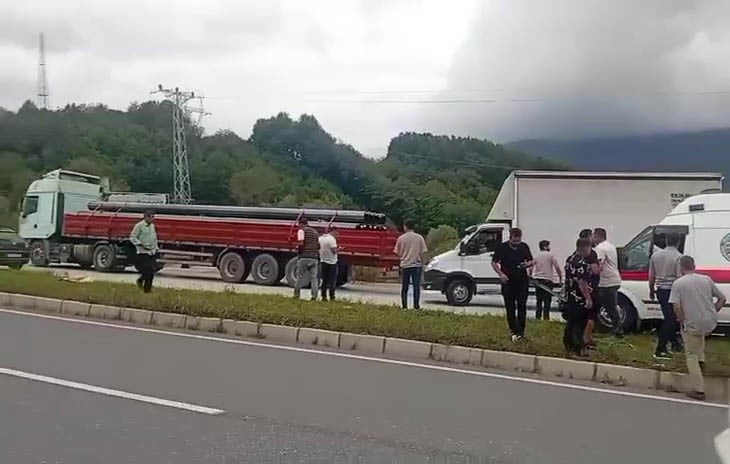 DÜZCE D655 KARAYOLU KURTKÖY MEVKİİNDE HASTA NAKİL AMBULANSI AYNI İSTİKAMETE GİDEN TIRA ARKADAN...