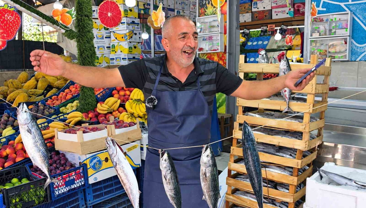 DÜZCE’DE BALIKÇI İSRAFİL IŞIK, DENİZDEN TAZE GELEN BALIKLARIN TAZELİĞİNİ GÖSTERMEK İÇİN HEM...