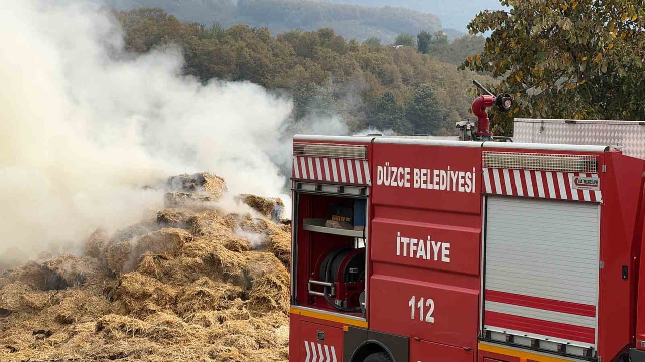 DÜZCE’DE BESİ ÇİFTLİĞİNİN SAMANLIĞINDA ÇIKAN YANGIN EKİPLERİN YOĞUN MÜDAHALESİ SONRASINDA BÖLGEDE...