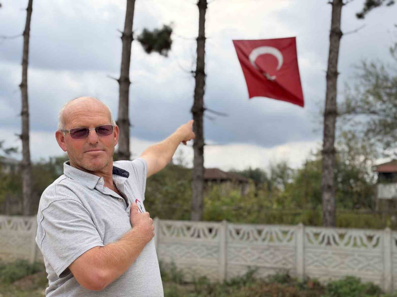 DÜZCE’DE ÇALIŞMA YAPTIĞI SIRADA KATLANAN TÜRK BAYRAĞI’NI FARK EDEREK İŞ MAKİNESİNİN ÜZERİNE ÇIKIP...