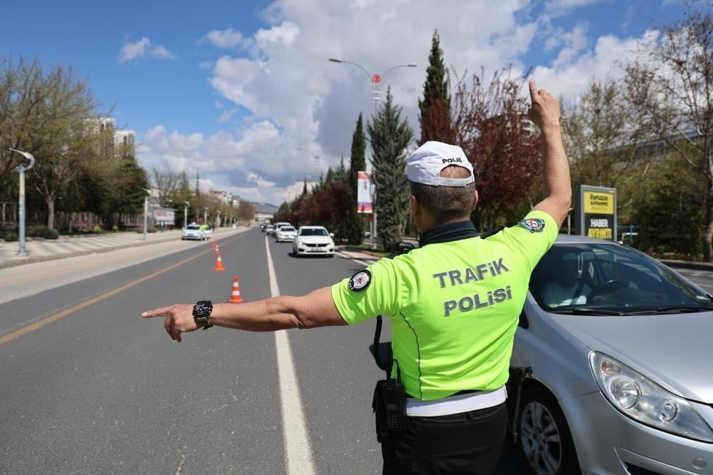 DÜZCE’DE DENETİM YAPAN POLİS VE JANDARMA EKİPLERİ KURAL TANIMAYAN SÜRÜCÜLERE GEÇİT VERMİYOR. 24-30...