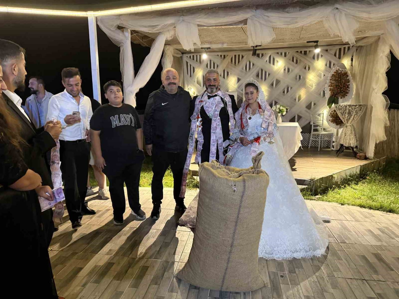 DÜZCE’DE EMRE ŞAHİN İLE BERİVAN KARAL’IN DÜĞÜNÜNDE TAKI TÖRENİNE DAMADIN YAKINLARININ SÜRPRİZİ...