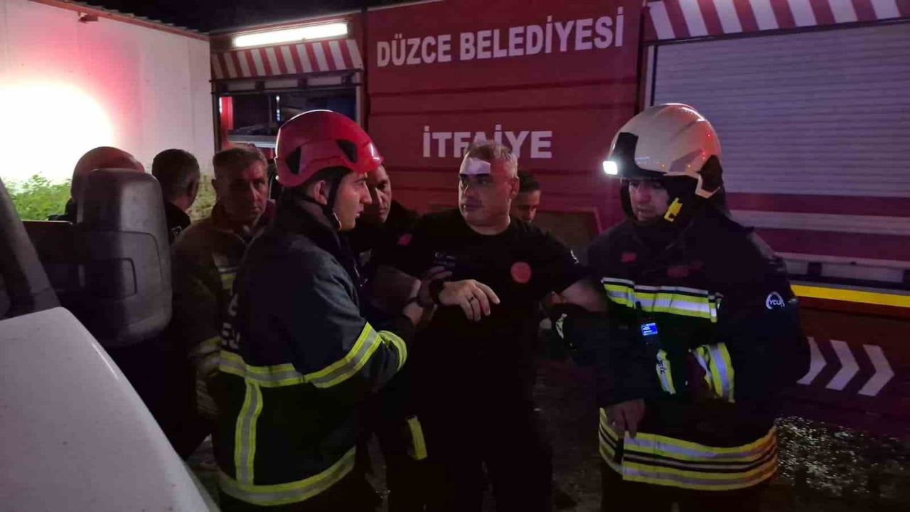 DÜZCE’DE MEYDANA GELEN FABRİKA YANGINI SIRASINDA YANGINA MÜDAHALE EDEN 1 İTFAİYECİ...