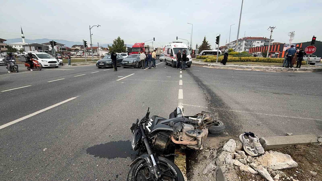 DÜZCE’DE MOTOSİKLET İLE OTOMOBİLİN ÇARPIŞMASI SONUCU MEYDANA GELEN TRAFİK KAZASINDA 2’Sİ AĞIR 3...