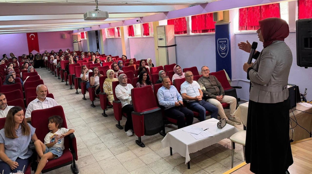 DÜZCE’DE OKUL ÖNCESİ ÖĞRETMENLERİNE YÖNELİK TÜRKİYE YÜZYILI MAARİF MODELİ KAPSAMINDA HİZMET İÇİ...