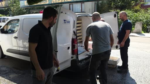 Düzce’de taze balıkları göstermek için hem palamutları oynattı hem kendisi horon oynadı