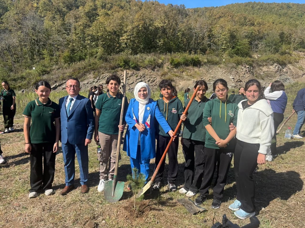 DÜZCE FATİH ORTAOKULU İLE KAMERUN NKOLFOULOU OKULU ARASINDAKİ KARDEŞLİK BAĞLARI, İKİ ÜLKEDE...