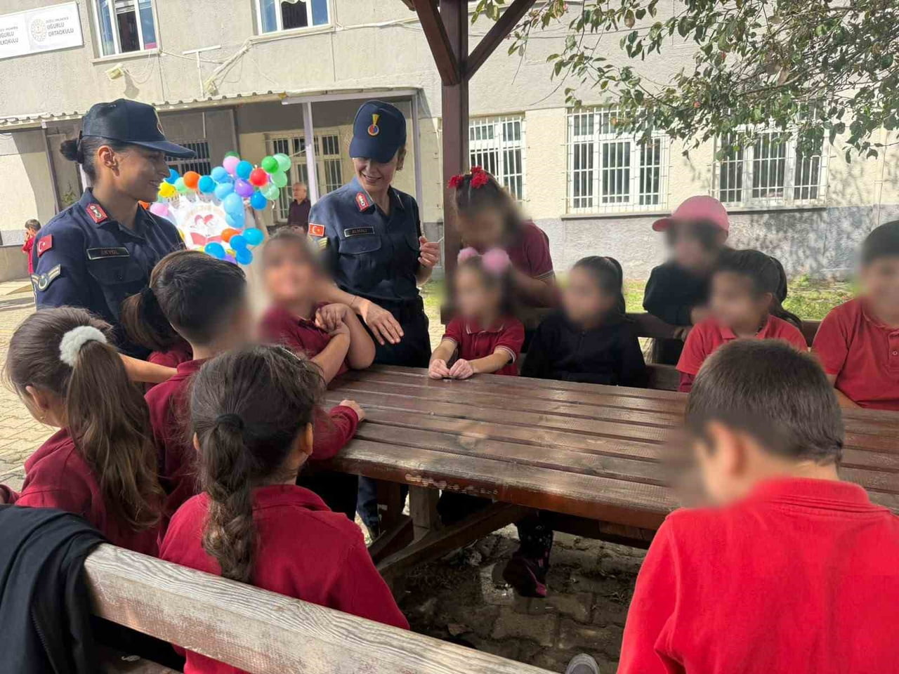 DÜZCE İL JANDARMA KOMUTANLIĞI EKİPLERİ, UĞURLU İLK VE ORTAOKULU’NU ZİYARET EDEREK ÖĞRENCİLERLE BİR...