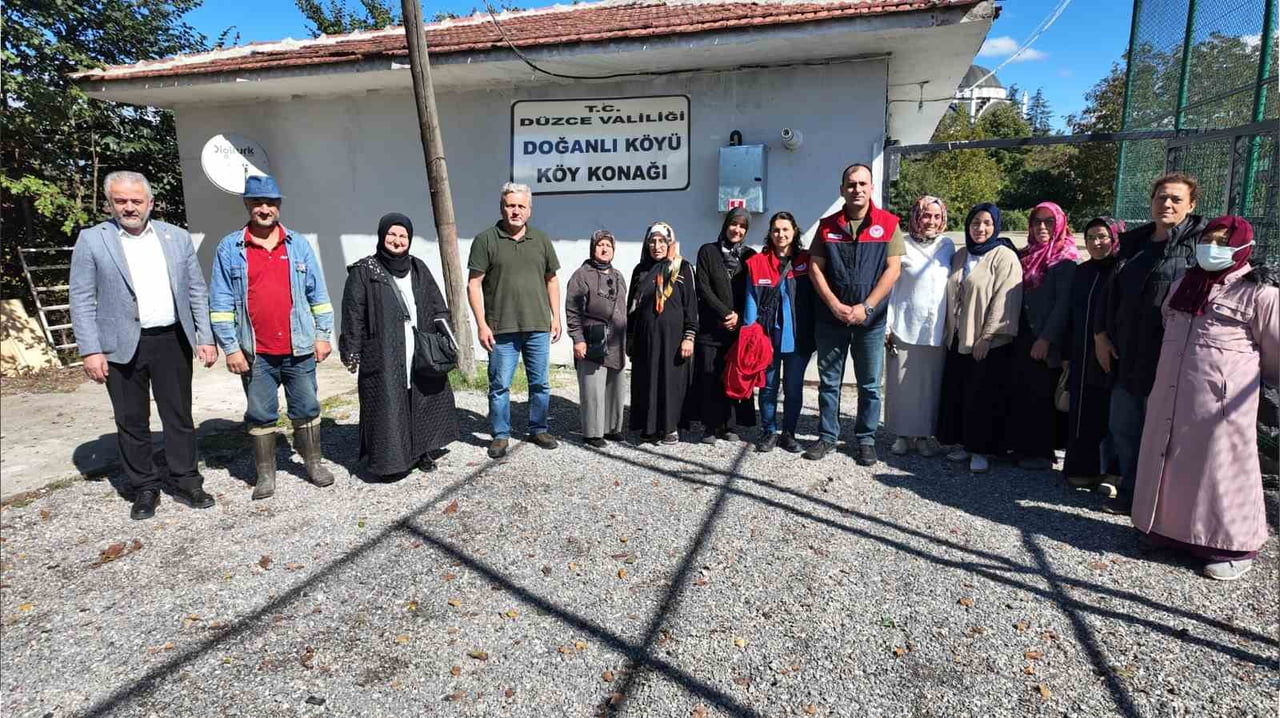 DÜZCE İL TARIM VE ORMAN MÜDÜRLÜĞÜ TEKNİK PERSONELİ TARAFINDAN, MERKEZ DOĞANLI KÖYÜNDE ÜRETİCİLERE...