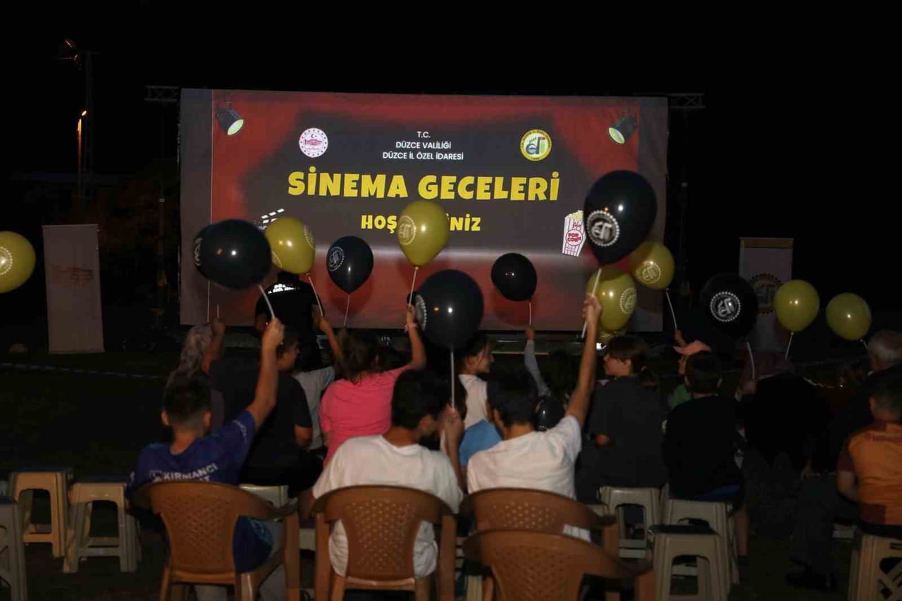 DÜZCE MERKEZ HASANLAR KÖYÜ, YAZ AKŞAMLARININ NOSTALJİK ATMOSFERİNİ YAŞATAN AÇIK HAVA SİNEMA...