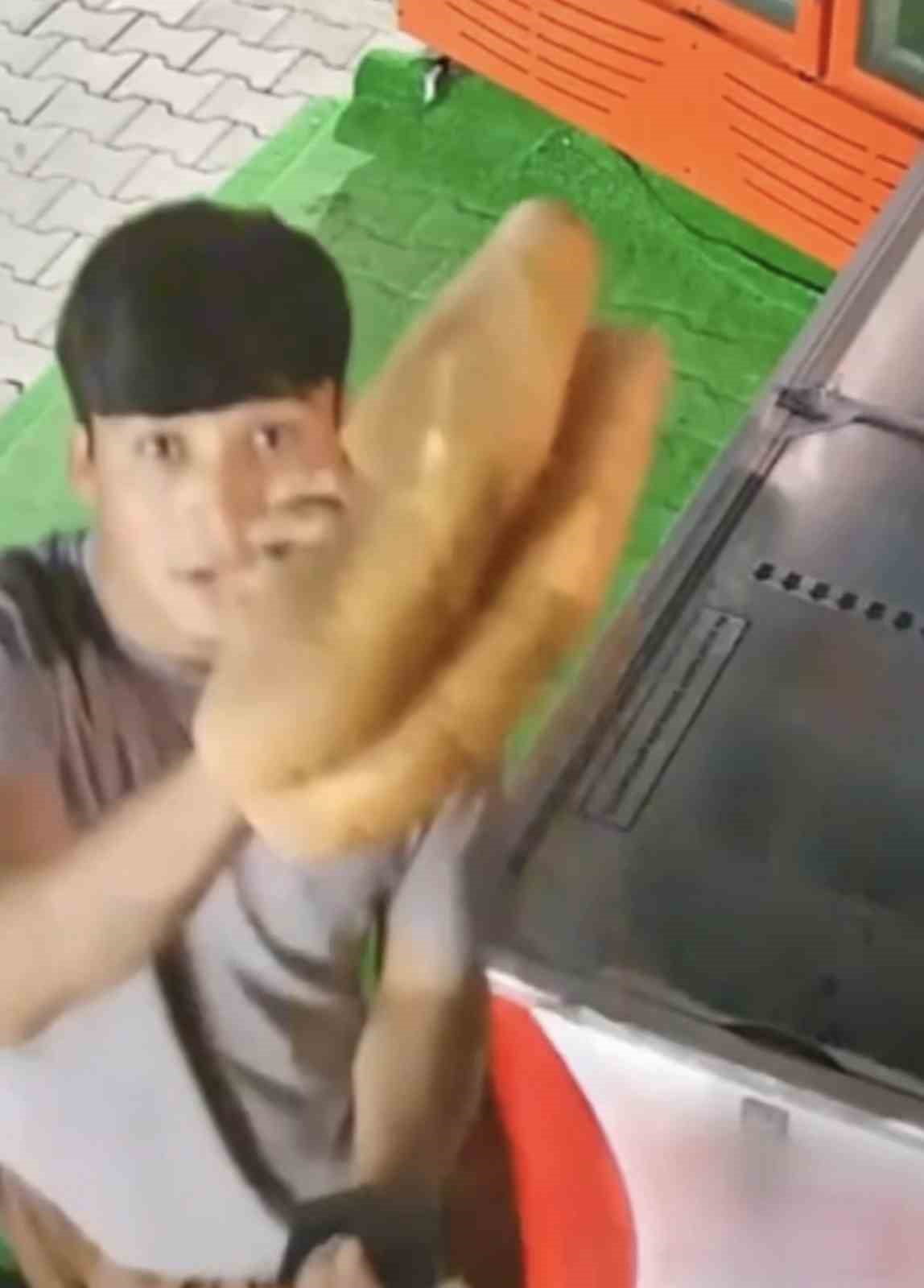 DÜZCE’NİN GÖLYAKA İLÇESİNDE GECE SAATLERİNDE BİR MARKETTEN 2 EKMEK ALAN GENÇLER, ÜCRETİNİ GÜVENLİK...