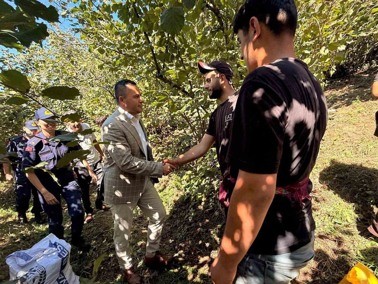 DÜZCE’NİN UĞURLU KÖYÜ’NDE FINDIK HASADI İÇİN BÖLGEYE GELEN MEVSİMLİK TARIM İŞÇİLERİ ZİYARET...