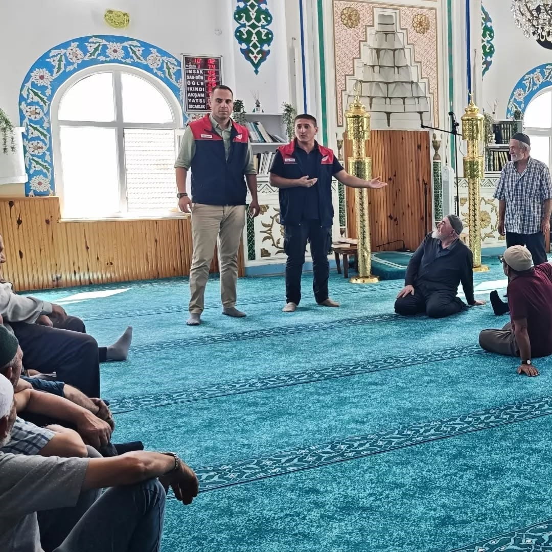 DÜZCE’NİN YIĞILCA İLÇESİNDE DÜZENLENEN CUMA BULUŞMALARI KAPSAMINDA ÇİFTÇİLERLE BİR ARAYA GELEN...