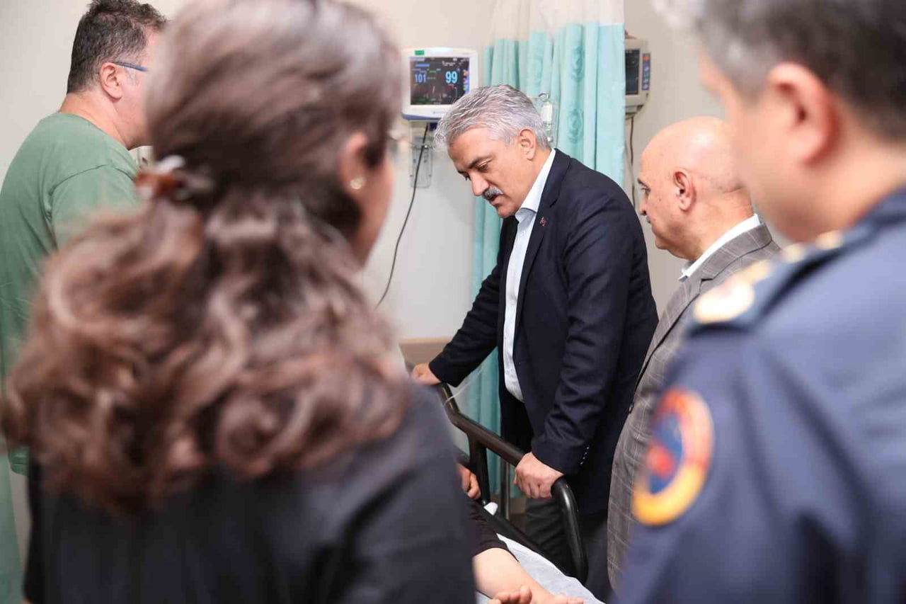 DÜZCE VALİSİ MEHMET MAKAS, AKÇAKOCA İLÇESİNDE MEYDANA GELEN TRAFİK KAZASINDA YARALANARAK TEDAVİ...