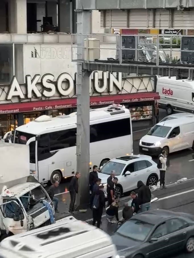 E-5 KARAYOLU HARAMİDERE MEVKİNDE BİR KAMYONET, BİR ARAÇLA KAZAYA KARIŞTI, ARDINDAN İSE AYDINLATMA...