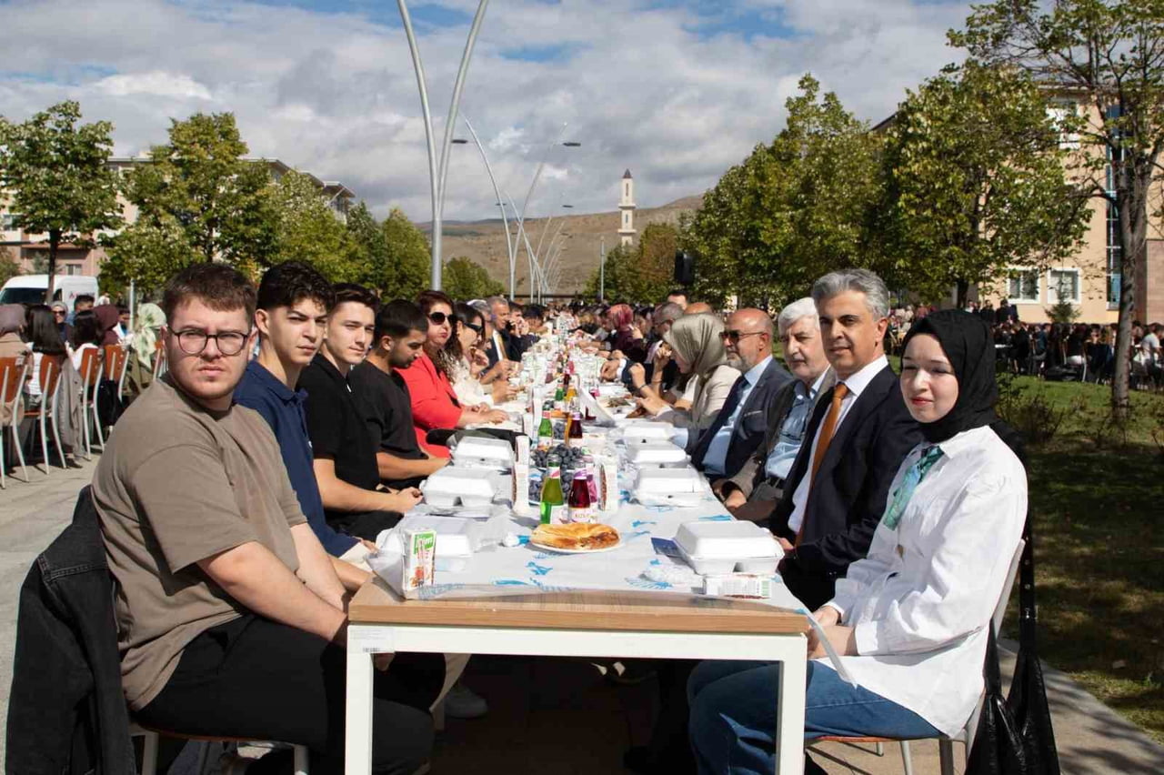 EBYÜ ÖĞRENCİLERİ "HOŞ GELDİNİZ KAHVALTISI" PROGRAMINDA BULUŞTU